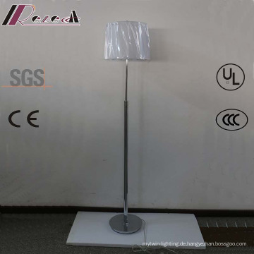 Weiße Stoff-Schatten-Stehlampe mit übersichtlichem Design